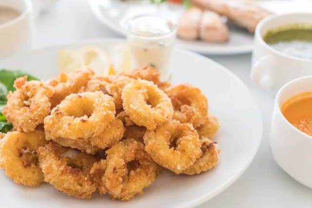 El Líquido Dorado Que Usan Las Freidurías De Andalucía Para Un Rebozado De Calamares Crujiente Y Que No Es Ni Huevo Ni Leche