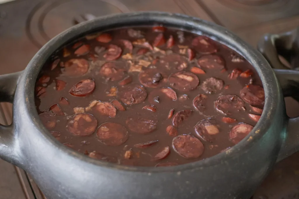 El Segundo Protagonista De Esta Historia Es El Líquido Que Baña Nuestro Chorizo, Y Aquí Reside Gran Parte Del Truco Que Lo Eleva A Los Altares. Fuente: Freepik
