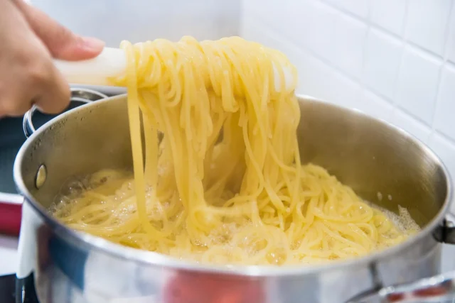 El agua de cocer la pasta es oro líquido: 3 usos en la cocina que te dejarán con la boca abierta
