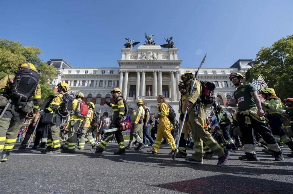 «Un Compañero Está Viviendo En El Coche»: Los Bomberos Forestales Se Hartan De La Comunidad De Madrid Y Apuntan Al Gobierno 3 Bomberos Forestales Durante Una Concentración Anterior