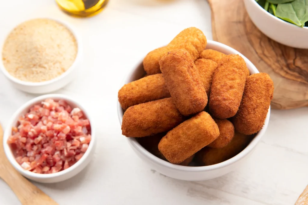 Si Tus Croquetas Se Rompen, No Es La Bechamel: El Error Garrafal Que Cometes 30 Segundos Antes De Meterlas En El Aceite. 1 El Secreto Mejor Guardado No Es Un Ingrediente, Sino Un Proceso Físico Que Protege Nuestras Croquetas. El Rebozado Dorado Y Perfecto Solo Se Consigue Si No Cojen Temperatura Ambiente. Fuente: Freepik