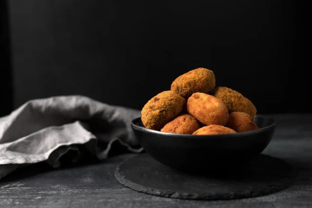 Si Tus Croquetas Se Rompen, No Es La Bechamel: El Error Garrafal Que Cometes 30 Segundos Antes De Meterlas En El Aceite.