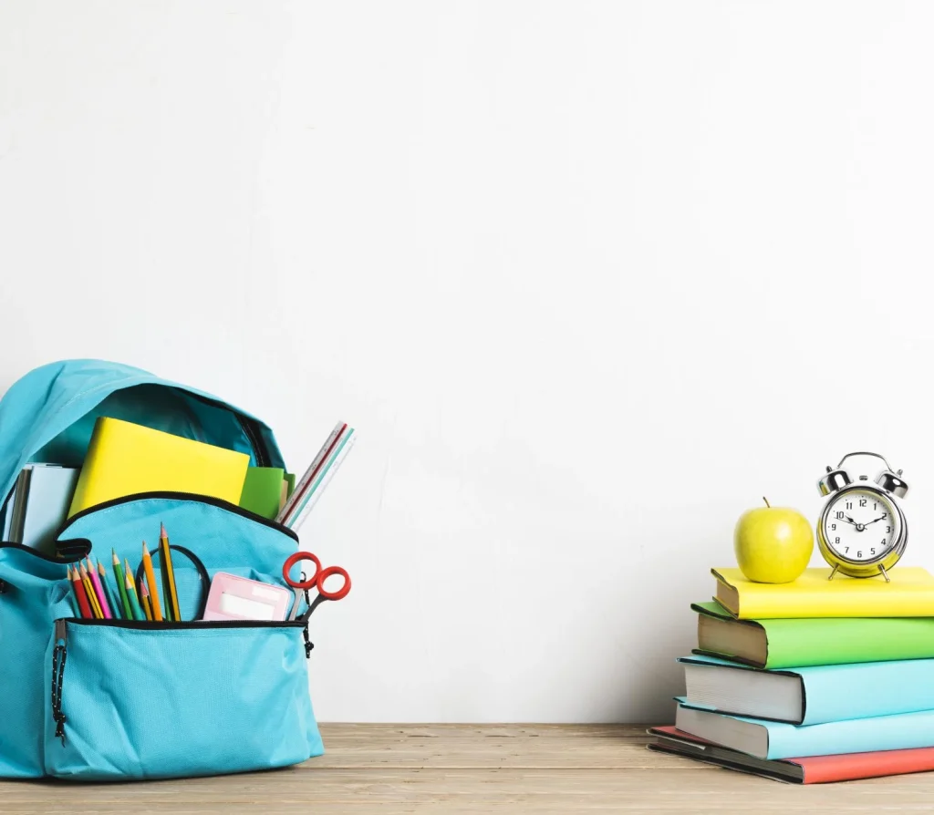 Vuelta Al Cole: Consejos Prácticos Para Que El Inicio De Curso Sea Un Éxito 1 Despertador En La Pila De Libros Y Mochila Escolar Bien Equipada Con Suministros