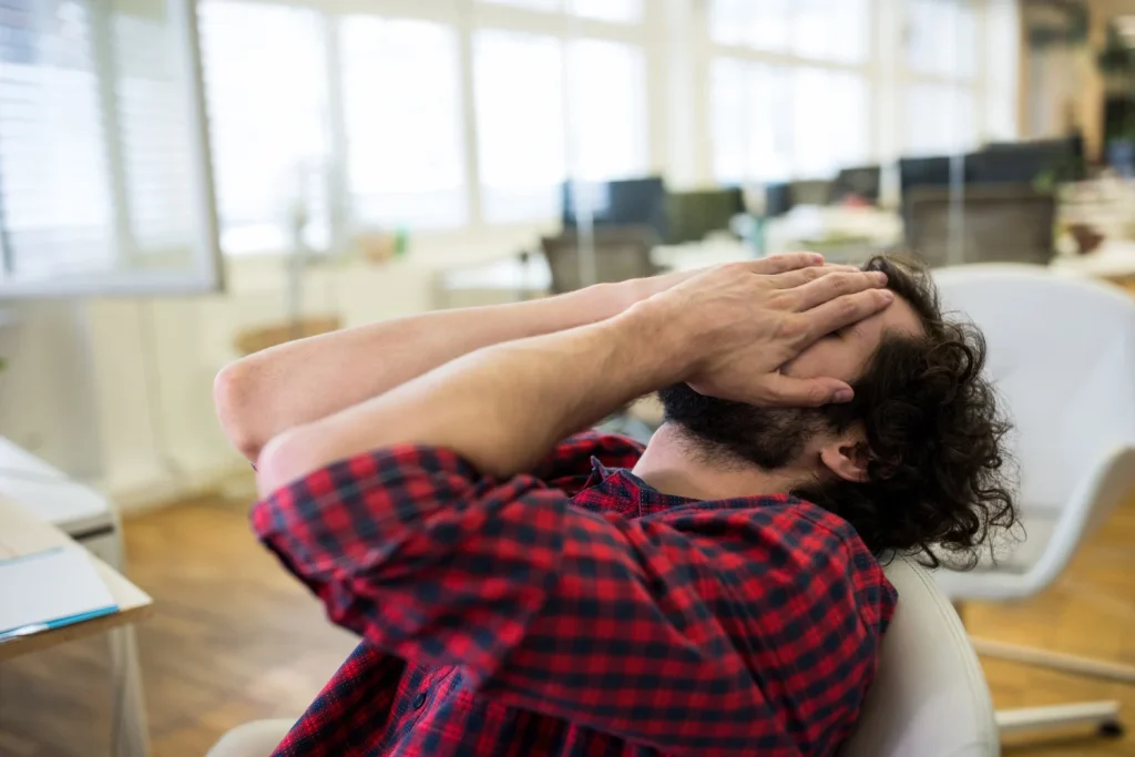 Un empleado de una empresa lamentándose en su vuelta de vacaciones
