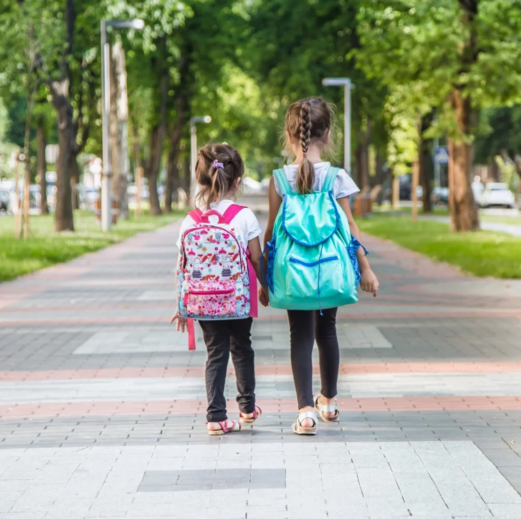Vuelta Al Cole: Consejos Prácticos Para Que El Inicio De Curso Sea Un Éxito 4 Estudiantes De Primaria Que Llevan Mochilas Para Ir Clase