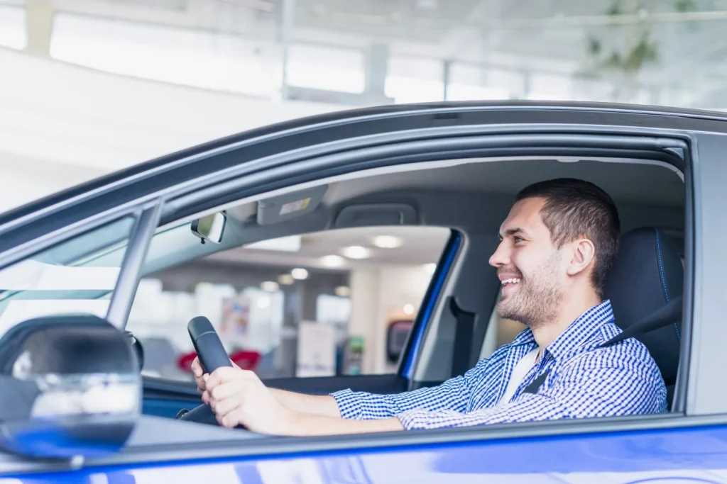 Firmar la documentación a la ligera es el error más común y el que más caro puede salirte al final de tu viaje con el coche de alquiler. Fuente: Freepik
