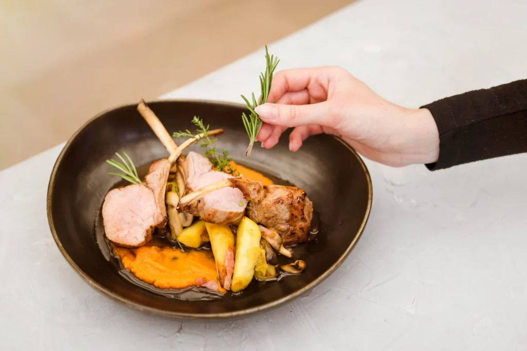Carlos Horno (65), Maestro Asador En Sepúlveda: &Quot;El Lechazo En Casa Casi Nunca Sale Bien Por Un Error. El Secreto Está En La Bandeja Y En Este Ingrediente&Quot; 1 La Clave Fundamental Para Un Lechazo Perfecto No Reside En La Potencia De Tu Electrodoméstico, Sino En El Recipiente Donde Se Cocina La Magia. Fuente: Freepik