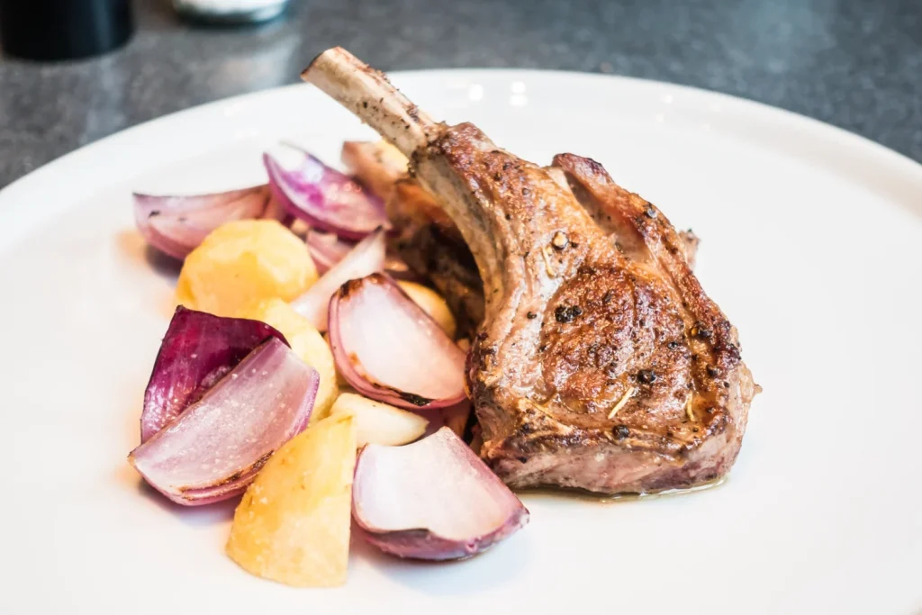 Carlos Horno (65), Maestro Asador En Sepúlveda: &Quot;El Lechazo En Casa Casi Nunca Sale Bien Por Un Error. El Secreto Está En La Bandeja Y En Este Ingrediente&Quot; 2 La Paciencia Es La Virtud Que Separa Un Asado Correcto De Un Lechazo Memorable; El Horno No Debe Ser Un Enemigo, Sino Un Aliado Que Trabaje A Nuestro Ritmo. Fuente: Freepik