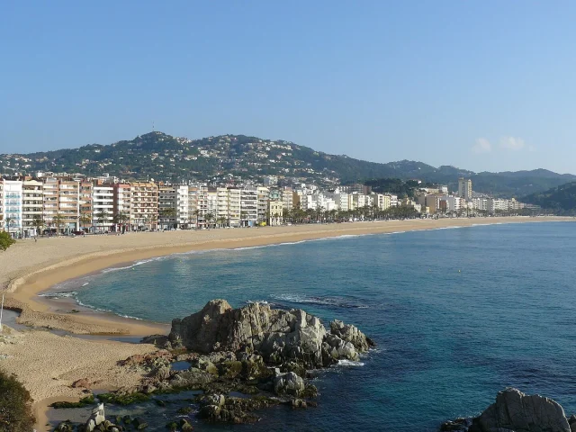 Paga 8€ Por Un Jardín En Lloret De Mar Y Alucina: «Estoy En El Plató De La Casa Del Dragón», Laura Gil (29), Guía Turística