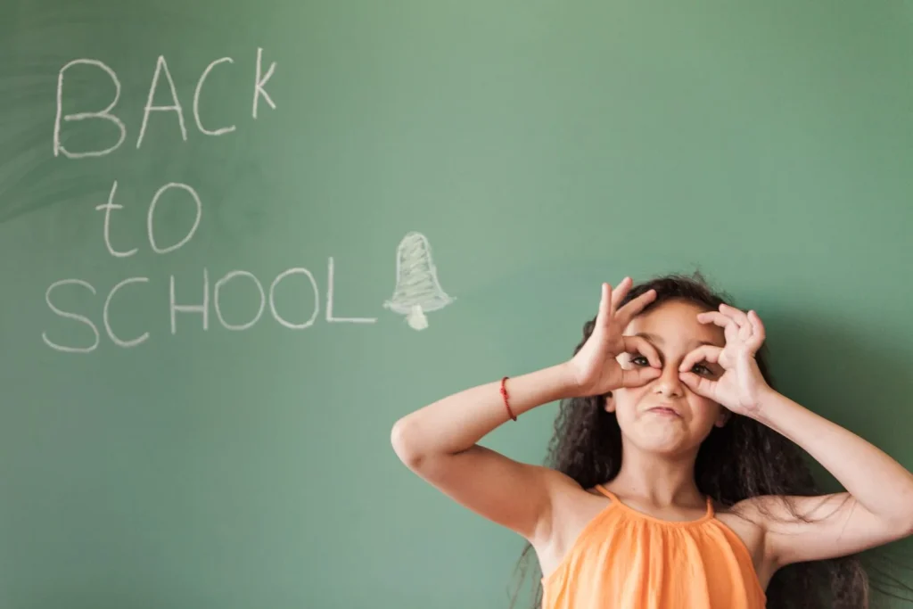 Vuelta Al Cole: Consejos Prácticos Para Que El Inicio De Curso Sea Un Éxito 2 Muchacha Linda Gesticular Gafas