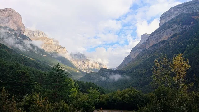 «No Vayas A Ordesa En Coche», Lucía (55 Años), Guía De Montaña, Revela La Ruta A Pie De 4 Horas Que Te Deja En La Cola De Caballo Sin Ver A Un Solo Turista