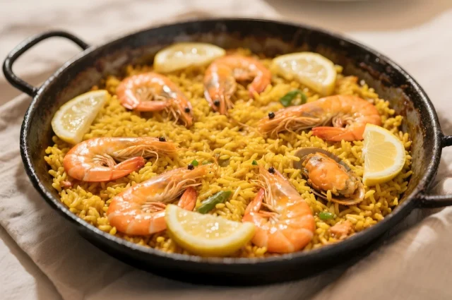 Dejas la paella "bonita" con mil gambas, pero el alma del sabor está en el caldo y por eso nunca te sabe como en Valencia.