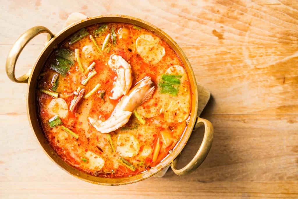 Para conseguir ese sabor que transporta directamente a la costa valenciana, tienes que empezar a cocinar tu paella con lo que muchos desprecian. Fuente: Freepik
