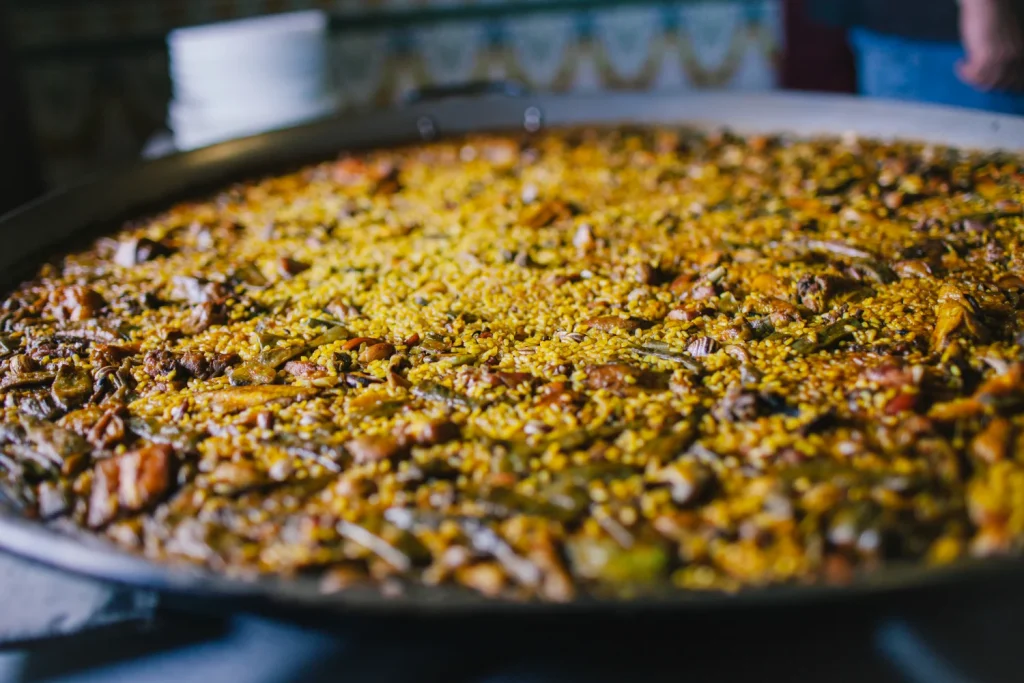 Vicente Infante (81), Arrocero De El Palmar, Confiesa: &Quot;El Pimiento Rojo En La Paella Es Un Atentado. Si Ves A Un Valenciano Echárselo, Desconfía&Quot; 3 Pero Si Le Preguntas A Un Valenciano Qué Es La Paella, Su Respuesta Irá Más Allá De La Cocina, Porque Este Plato Es El Corazón De La Vida Social. Fuente: Freepik