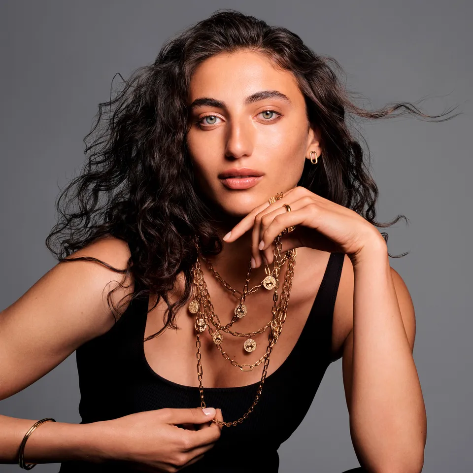 Pandora Lanza Su Colección Más Enigmática Desde 25 Euros Con Talismanes En Latín Que Elevan Tu Estilo 2 Pandora Redefine La Joyería Apostando Por Detalles Del Pasado