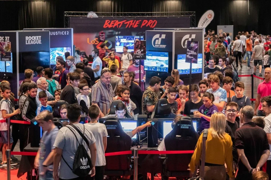 La Industria De Los Videojuegos Castiga El Fomo Y Al Consumidor Más Fiel, Y No Solo Con El Precio 1 Personas Probando Videojuegos En Un Evento