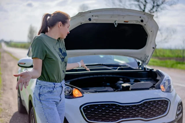 Expertos De La Itv Advierten: Miles De Españoles Cometen El Error Que Arruina El Motor Del Coche Y Puede Costarte Hasta 3.000 Euros De Multa