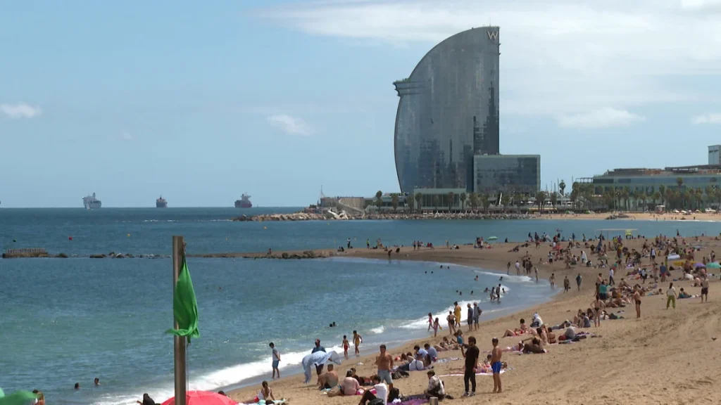 La Barceloneta, Pesadilla Para Turistas Pese Al 'Kit Del Hurto' Y Foco De Delincuencia: «Te Roban Enfrente De Todo El Mundo» 2 Playa De La Barceloneta, En Barcelona (Cataluña)