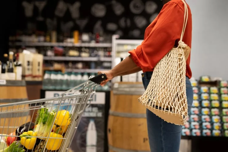 Mochilas Y Bolsos En Supermercados: Cuándo Pueden Revisarlos Y Cuándo No Según La Ley Fuente: Freepik
