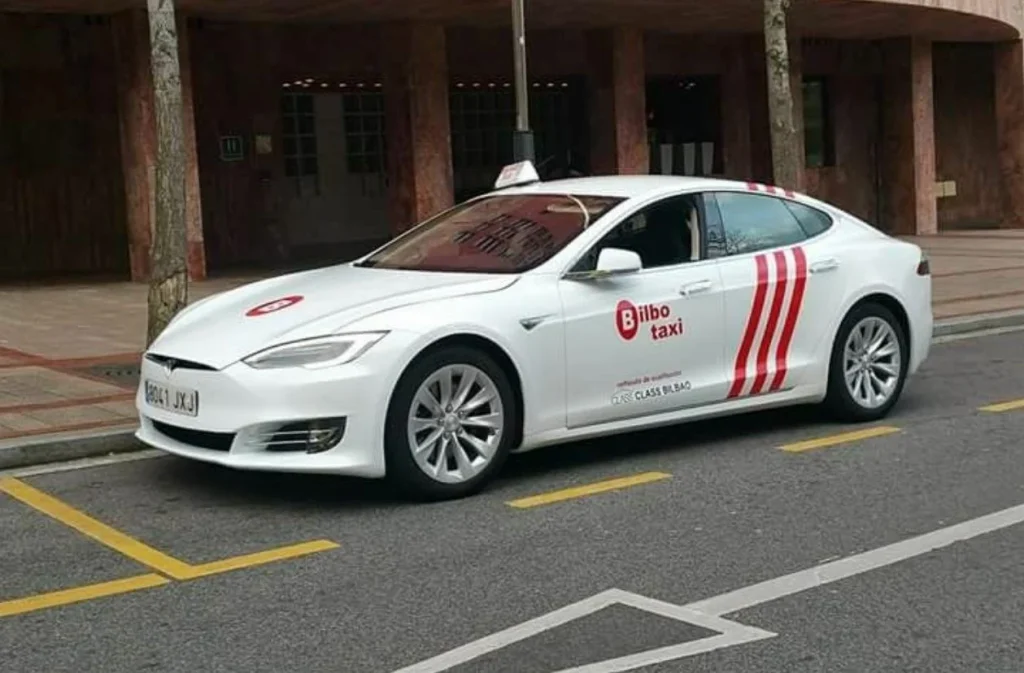 Se Aviva La Guerra Interna Entre Taxistas Por Las Nuevas Protestas Contra Uber Y Cabify En Bilbao 2 Un Taxi Eléctrico De La Marca Tesla En Bilbao
