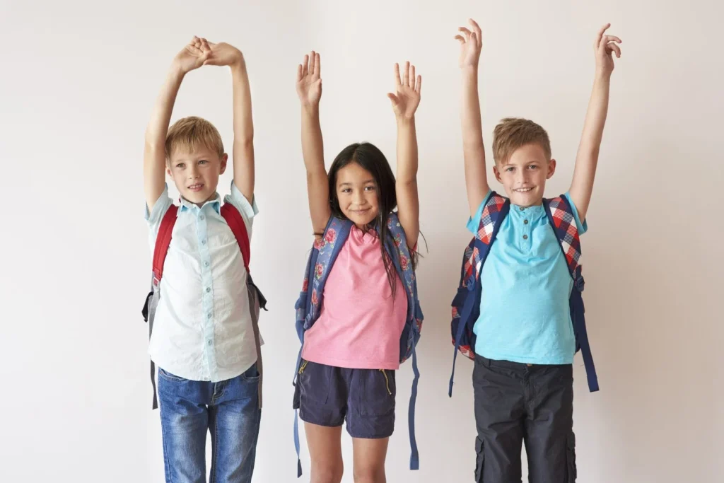 Vuelta Al Cole: Consejos Prácticos Para Que El Inicio De Curso Sea Un Éxito 3 Tres Ninos Felices Levantando Las Manos